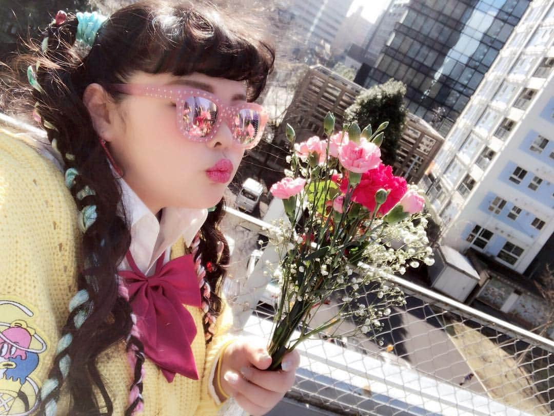 みくぴさんのインスタグラム写真 - (みくぴInstagram)「3.1無事、高校を卒業しました。 芸能の学校でなければ全日制で仕事との両立は難しくて今の学校で卒業を迎えるのは無理だと思ってました いつも夜遅くに親が迎えに来てくれて朝は毎日叩き起こしてくれました😂 何でも1番の私の味方でどんなことにもついてきてくれました 睡眠時間がなくてもサボることは絶対に許されなくて学校では寝ないと決めていたのでなんとか単位ももらえました😂 また、学校が終わったら遊ぶことなんてできなくて仕事のことばかり考えていた私を良く思わない友達もいてすれ違ってしまった時もあったけどみんな私のことを考えてくれてて協力してくれました 学校で出会えたみんなは本当に温かくて大好きです 先生達にもいっぱい迷惑かけました。 こんな生徒は初めてだって言われてどうしていいか分からなかったと思うけど先生達なりに頑張ってくれていつでも私の味方になってくれて弱気になった私をいつも勇気づけてくれました。 自分の夢を追いかけるのは一人では絶対できなかったし色んな人が私を支えてくれたからこそここまでこれたのだと思います。 私に関わってくださった方に感謝です。 ありがとうを何度言っても言いきれません。 本当に本当にありがとうございました  #みくぴ #Popteen #watanabenaomi #そっくりさん #0301 #高校 #卒業 #ありがとう #青春」3月3日 20時06分 - mikupi_official