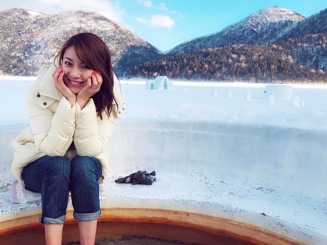 内山理名さんのインスタグラム写真 - (内山理名Instagram)「Lake of ice...💘 ・ 然別湖 コタン。世界でたった一つの天然温泉が湧きでる 「氷上露天風呂」足だけポカポカ〜 ・ 右奥に見えるのは 氷のチャペル。ロマンチックね♡ ・ #icelake #hotspring  #iceworld  #tatrasjapan #然別湖コタン」3月3日 12時06分 - rinauchiyama_official