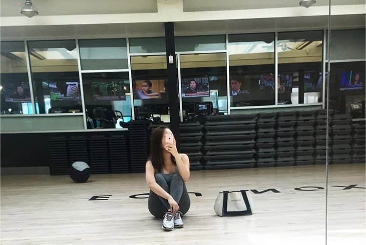 宮本莉子のインスタグラム：「. . 今日は雨。 ブルーな気持ちになりがちだけど パーソナルトレーニングでブルーな気持ち飛ばしちゃえ💓 . . ❤️❤️❤️❤️❤️❤️❤️❤️❤️❤️❤️❤️❤️❤️❤️❤️❤️❤️ . . インターネットビジネスの世界は 誰にでも平等に 成功するチャンスが与えられています。 . 学歴、経歴、関係なく特別なスキルもなく ゼロからスタートして 人生を180度変えてる方々が続々と登場☺️ . ようはやるか、やらないか。 . これは本当に大事なことなので2度言います。 人生は やるか やらないかです。 . 無料で説明会もご参加頂けます💗 話だけでも聞いてみたい、知識をつけたい、 質問がある。 なんでもOKです🙆 . どうぞ ご連絡ください。 DMもしくはプロフィールのURLクリック📲 私のLINEに繋がります✨ . #フォロー#フォロバ#フォロバ100#いいね#いいね100 #いいね返し#相互フォロー#follow#follower#f4f#朝ごはん#ファッション#ブラックコーヒー#冬メイク #ベビーウェア#ベビーオイル 権利収入 #アフィリエイト #在宅ワーク #カメラ女子#スタバ #パワースポット#ルクア#ブックカフェ#フィットネス#ヘアスタイル #ネイル #温泉宿# ホットヨガ#ネットビジネス #パーソナルトレーニング」