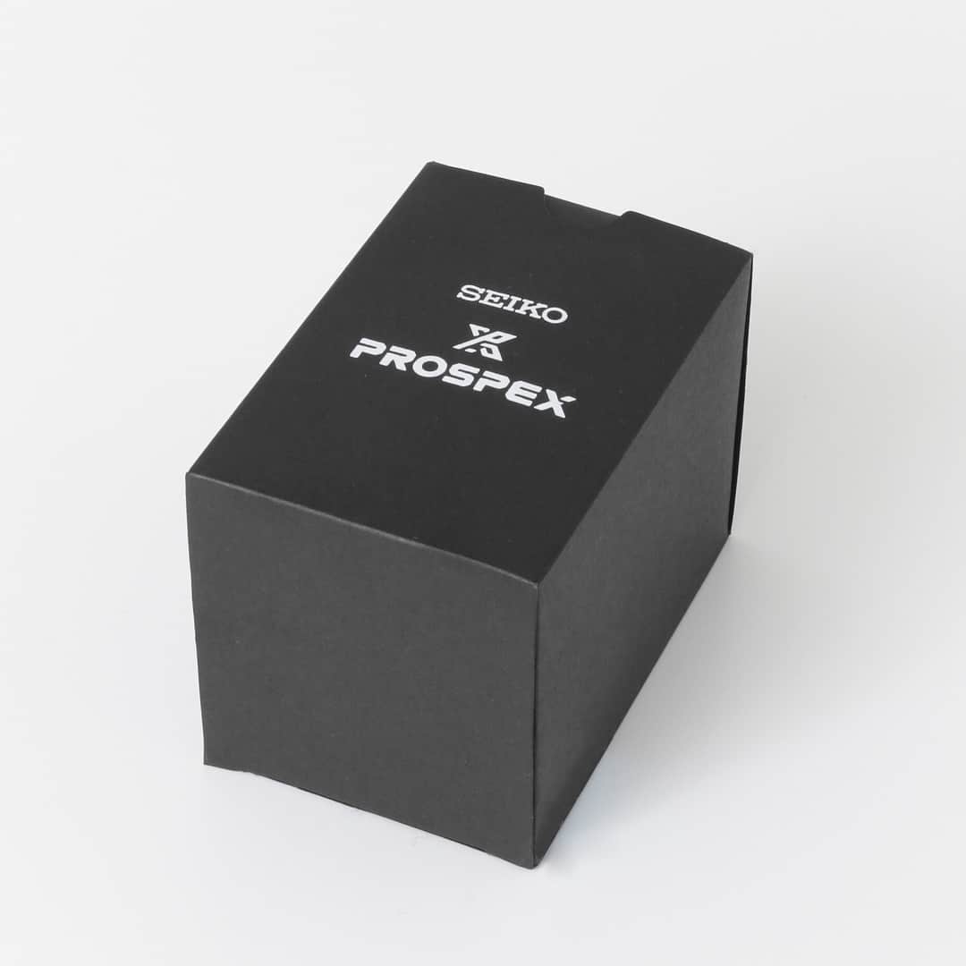 フリーマンズスポーティングクラブさんのインスタグラム写真 - (フリーマンズスポーティングクラブInstagram)「SEIKO Prospex Diver Scuba LOWERCASE Special Edition FREEMANS SPORTING CLUB Exclusive Model  2016年より展開しているFREEMANS SPORTING CLUBとSEIKO PROSPEXのスペシャルモデル。 2018年、新たなデザインの“SEIKO Prospex Diver Scuba LOWERCASE Special Edition FREEMANS SPORTING CLUB Exclusive Model”をリリースいたします。  第一弾にもリリースしたDiver Scubaをベースモデルとして採用。 SEIKOの培ったダイバーズウオッチとしての高いスペックを搭載し、LOWERCASE クリエイティブディレクターの梶原由景氏が手掛けたクリーンでモダンなデザインが見事に融合。 今回はダイヤルカラーをホワイトにすることで、タウンユースにもフィットするクリーンな表情が魅力です。  1881年創業の老舗ウオッチメーカーSEIKOと、2005年にNYにて産声をあげたFREEMANS SPORTING CLUBのコラボレーションウオッチを、どうぞお楽しみください。  REF：SBDN059 価格：¥43,200 (TAX IN)  発売時期： 2018年4月27日(金) GINZA SIX 先行発売 2018年5月4日(金) TOKYO / FUTAKOTAMAGAWA 発売  HEAD/WR： 縁部 = ステンレススチール 胴部 = ステンレススチール+プラスチック 裏ぶた部 = ステンレススチール  ダイヤル色：ホワイト バンド：シリコン ケースサイズ：[外径]45.9mm(りゅうず・突起部含まず) [厚さ]12.1mm 防水性能：200m潜水用防水 耐磁性能：あり りゅうず：ねじロック方式 駆動方式：ソーラームーブメント(電池交換不要) 日付表示機能： 平均月差 ±15秒(気温5°C〜35°Cにおいて腕につけた場合)  詳しくはブランドHP、ONLINE STOREをご覧ください。ONLINE STOREにて先行予約受付中。  #seiko #seikoprospex  #seikoprospexdiverscuba  #seikoprospexlimitededition  #freemansportingclub  #fsctokyo #fscfutako #fscginza」3月3日 13時45分 - freemanssportingclub_jp