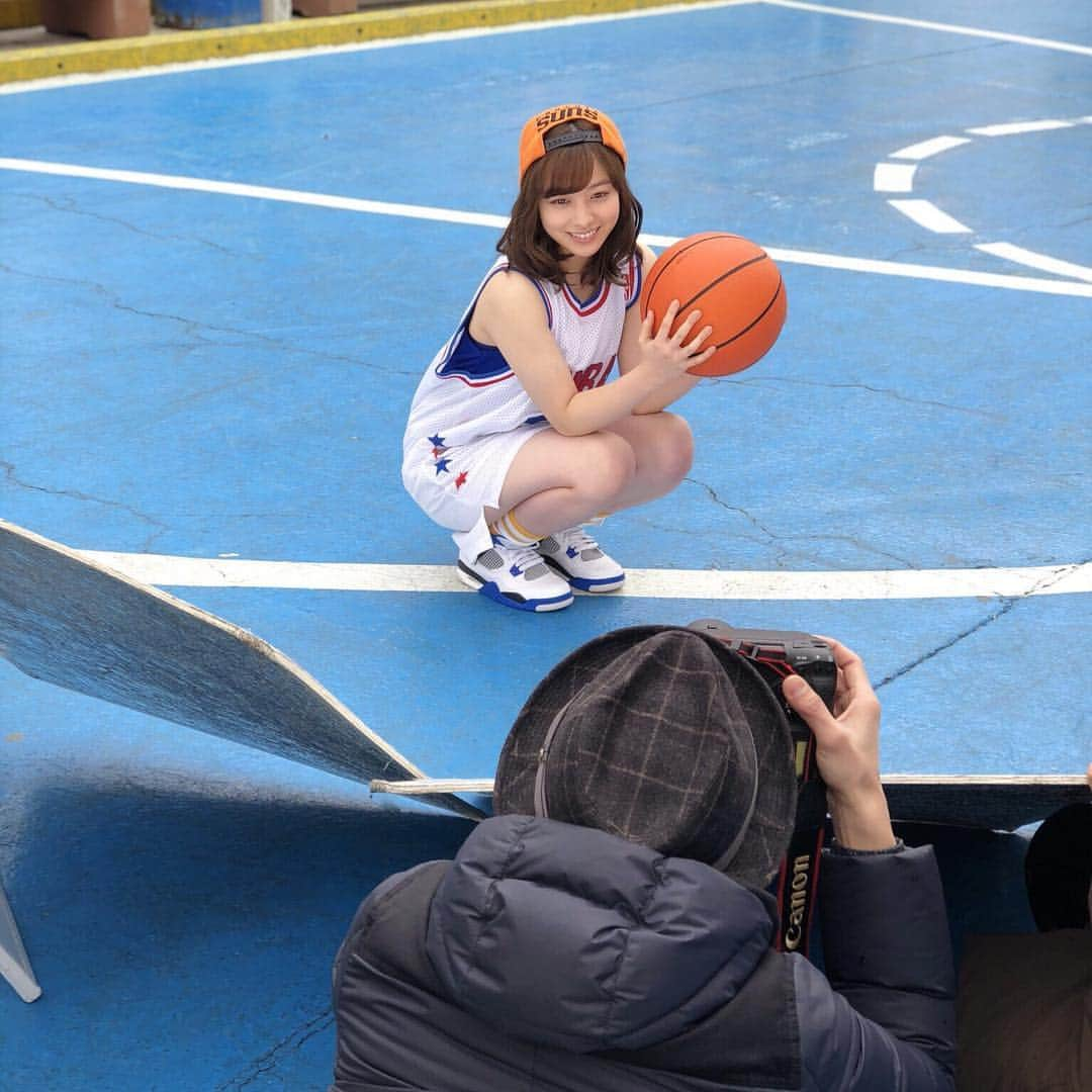 橋本環奈さんのインスタグラム写真 - (橋本環奈Instagram)「こんにちは！環奈MGです。 （今日はMGの花粉症の話だよ。） おとといくらいから目が痒くて痒くて仕事になりません。 病院で目薬もらったのですが、コンタクトをしているので朝晩しか使えず日中はさせないので、ロートさんのアルガードコンタクトという目薬を使っています。これが驚くほど効果があって、昨日からピリッと痒くなったら速攻目薬さしてます。個人の感想ですが、目のかゆみでお困りの方是非使ってみて欲しいです。  そして、写真はヤングマガジンのオフショットから。この日は雪が降ってて痛い寒さの中の撮影でした。環奈はノースリーブで頑張ってました！私は背中にホッカイロ２個貼ってました！#環奈ちゃんごめんね  #橋本環奈 #橋本環奈マネージャー #ヤングマガジン #MG花粉症 #誰も興味ない」3月3日 14時42分 - kannahashimoto.mg