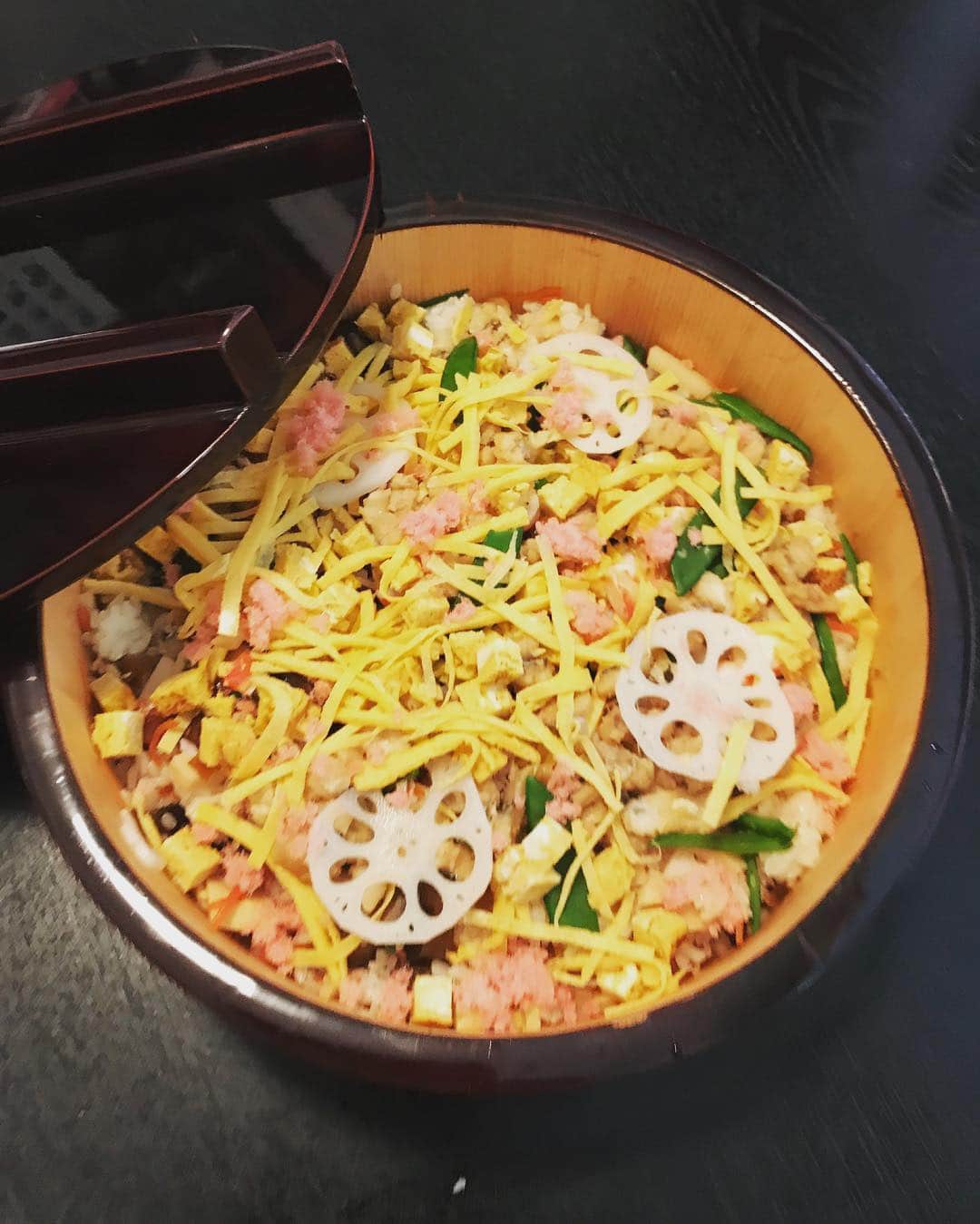 のインスタグラム：「手間はかかるけどしみじみ美味しい☺️我が家のちらし寿司🎎 #ひなまつり #桃の節句#🎎」