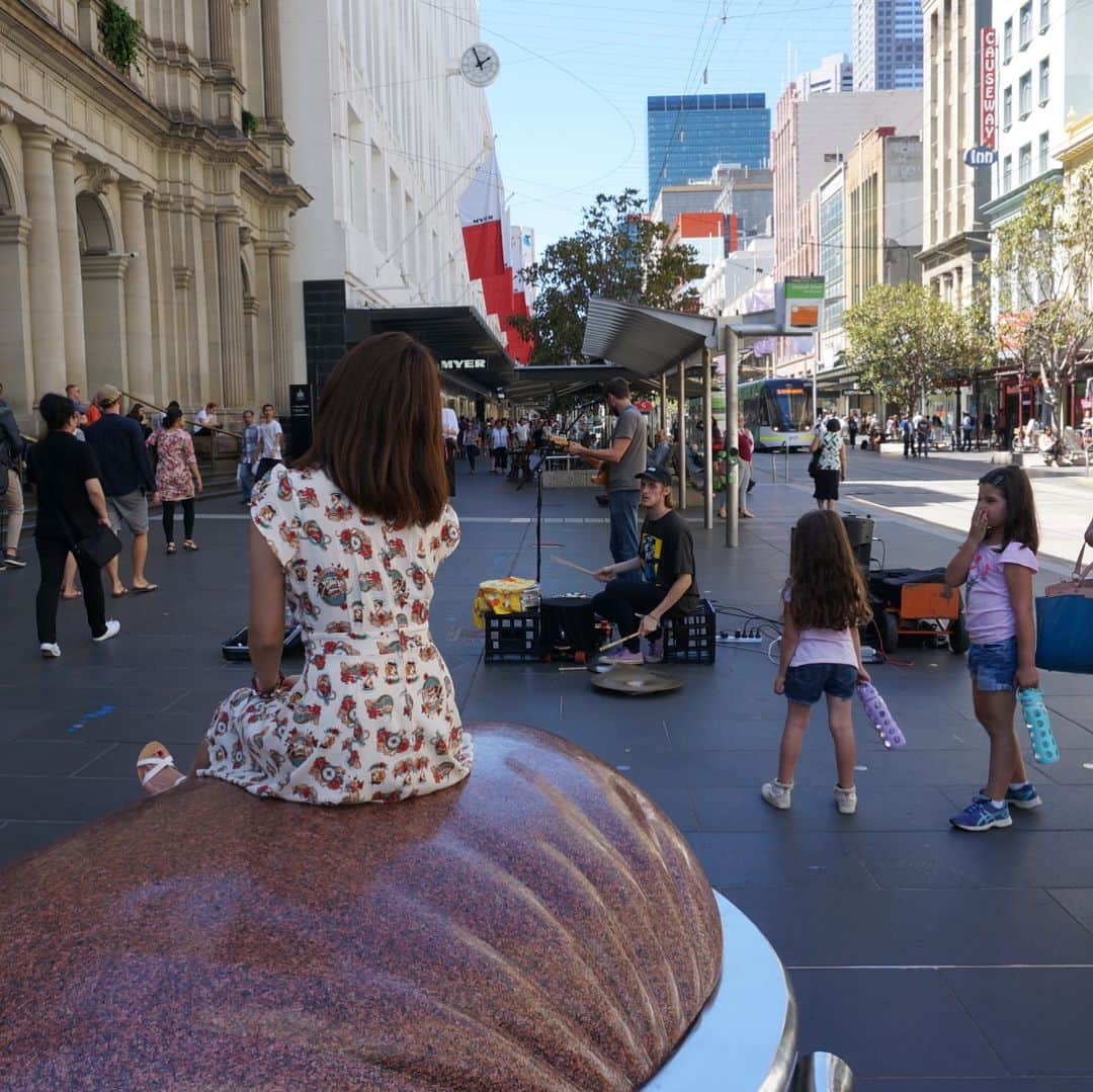 市原彩花さんのインスタグラム写真 - (市原彩花Instagram)「#nissan #skyline #R32 🚘🏝 . @joannared と車両立ちするの久しぶり♡笑 TMS2013 BMWブースで一緒にコンパニオンしてたんだぁ😊 . オーストラリアでも本当にたくさんの人にお世話になってる✨ 友達の友達(初対面)が案内してくれたり、意外な所で意外な繋がりがあって(しかも何人もw)びっくりしたり😂 私はただ行きたい場所に行っただけ✈️ 英語喋れない私と、みんなたくさん遊んでくれてありがとう♡ 次は山形と仙台(地元)案内するね😉👍 #australia#オーストラリア#melbourne#メルボルン#海外旅行#旅行#trip#model#モデル#コンパニオン#日産#スカイライン SydneyからMelbourneは1.5時間くらいで、往復1.5万😍✈️ Byronにもそのくらいだったよ♪ 誰に聞いてもこの二ヶ所はおススメされた😆 シドニーは東京、ケアンズは沖縄、メルボルンは関西、バイロンベイは離島、タスマニアは北海道っぽい感じ！って言われて、なんか納得〜！笑 . ムービーはジョアンナのHouse mateのドラマーが、私の名前を覚える為に歌を歌い出した！😂 akikoじゃなくてayakaだからねっ！笑 A付けばいい訳じゃないから！笑 Street Musicianで、すっごく人気バンドなんだって😊 @amberisles  お土産のドライ納豆もボリボリ食べてくれてたよ😆 . これからシドニーのマルディグラパレードに行ってくるー＼(^o^)／🌈」3月3日 15時18分 - ayaka_ichihara