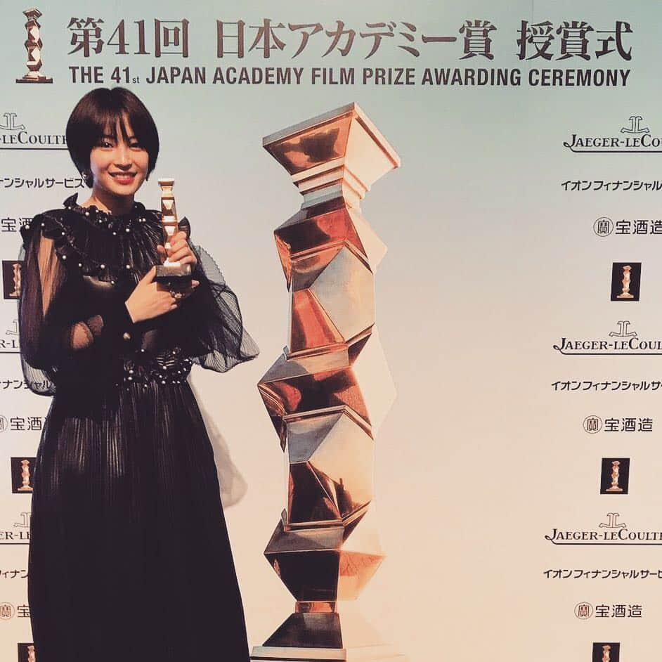 広瀬すずさんのインスタグラム写真 - (広瀬すずInstagram)「最優秀助演女優賞頂きました。 ありがとうございますありがとうございます。 あと昨日、また何個か目標が出来たんです。 この賞を励みに頑張ります。#三度目の殺人」3月3日 16時36分 - suzu.hirose.official