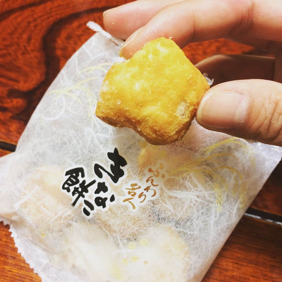 新妻聖子さんのインスタグラム写真 - (新妻聖子Instagram)「私の最愛米菓子を2つご紹介します！！ まずは神奈川県川崎市の老舗菓子店、堂本さんの「大師巻き」。ただの海苔巻きおかきと侮るなかれ。これがめちゃくちゃ美味しいのです！  海苔の香ばしさとパリパリ感が尋常じゃないのか、単純におかきが美味しいのか、味付けが絶妙なのか、たぶんその全部なんでしょうけど、とにかく塩味も醤油味もどちらも美味！ お取り寄せすると数ヶ月待ちですが、川崎市内の店舗まで行けば買えるのでミューザ川崎で歌わせてもらう時などに大量買いしてます。お土産や差し入れにしても大層喜んで頂ける逸品！！ さて２品目。こちらはもう少しお手軽に入手できますね、越後製菓さんの「ふんわり名人 きな粉餅」。これ本当に美味しいの！絶妙な甘じょっぱさで、本物のきな粉のお餅を食べているみたい。食後にほんのちょっと甘いものを食べたい時なんかに最高ですね。お口で溶けちゃうからもはや飲む感じ。飲むおかき。ネット注文しておうちにストックしてあります。むふ。 #ricecrackers  #おかき #大師巻  #ふんわり名人  #きな粉餅  #新妻聖子」3月3日 18時22分 - seikoniizuma