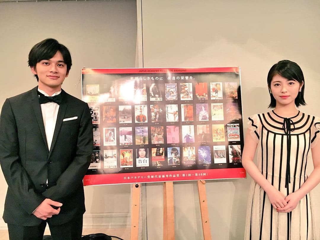 浜辺美波のインスタグラム：「. 『第41回日本アカデミー賞』 優秀作品賞、新人俳優賞、さらに優秀脚本賞の受賞、本当にありがとうございました。お久しぶりの2ショットでした😊 . (#君の膵臓をたべたい 公式Twitterより) .  #浜辺美波 #日本アカデミー賞」