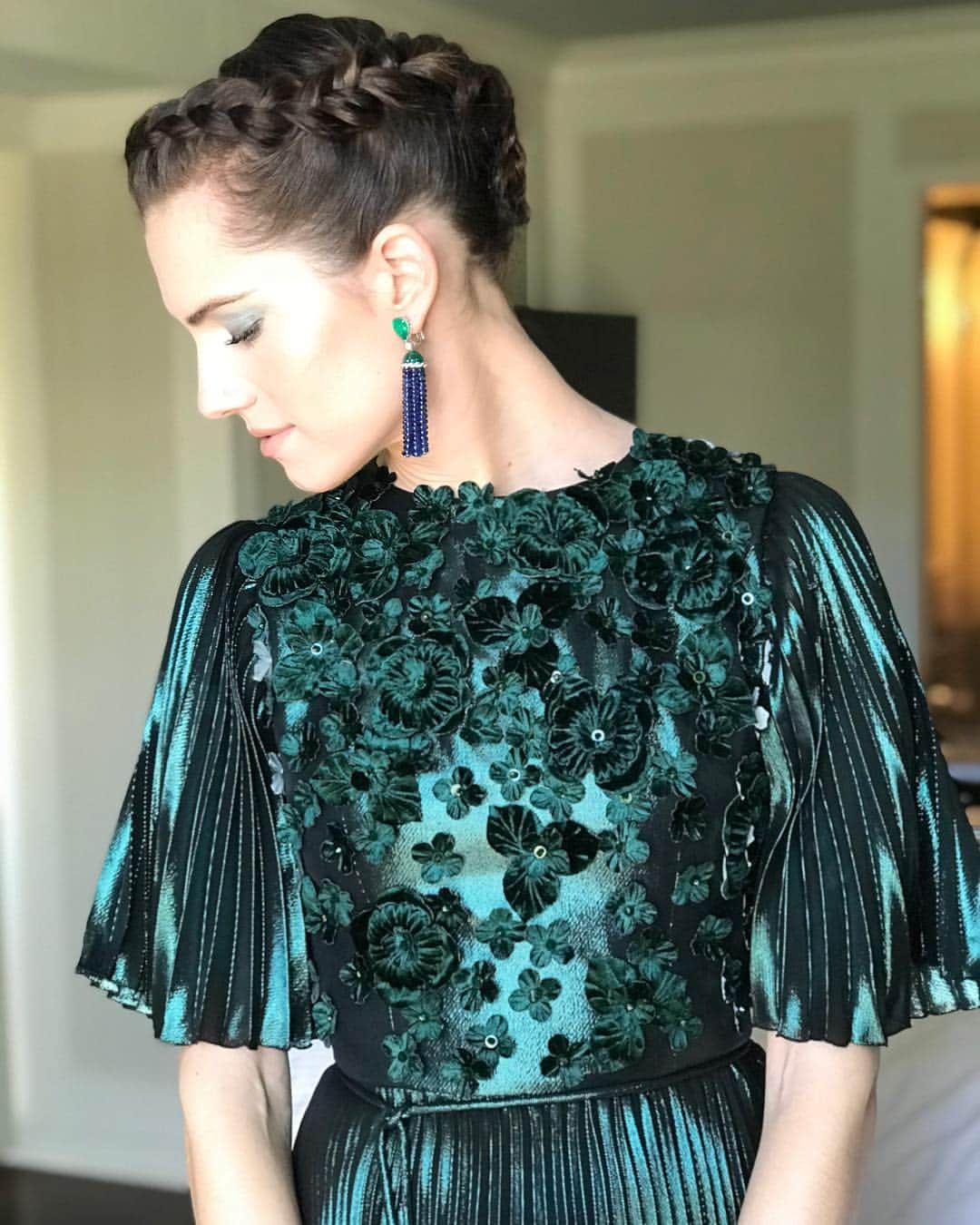 アリソン・ウィリアムズのインスタグラム：「Quick break from filming for the Independent Spirit Awards. Doing my best imitation of someone who got more than 3 hours of sleep last night. Thank you @piaget for the jewels, @andrewgn for the dress, and @cristinaehrlich for pulling it all together.」