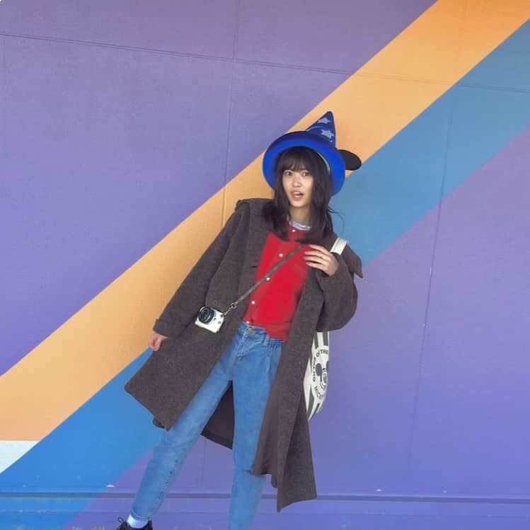 前田亜美のインスタグラム：「* * Disneyland…🏰💕* * 🎩👟🐭* * * ミッキーコーデ。* * fantasiaミッキーが1番すき。* * * #私服 #Disney #ディズニーコーデ #ami私服  #帽子誰ともかぶらなかった  #2枚目にタグ付けたよ #レトロミッキー #可愛すぎる」