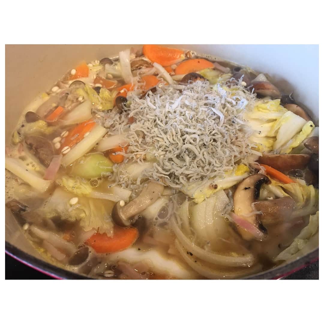 小森純さんのインスタグラム写真 - (小森純Instagram)「押し麦入りミルクスープ作り方です🥛。。 ・ 2枚目・白菜、マッシュルーム、しめじ、にんじん、玉ねぎ、ベーコン、押し麦2袋を鍋に入れたら、軽く塩胡椒して野菜がしんなりするまでオリーブオイルで炒める。 ・ 3枚目・野菜が浸かるくらい水を入れて煮込む！（冷蔵庫に余ってたシラスと茹でてあるササミも入れました） ・ 4枚目・野菜が柔らかくなったら生鮭をいれます。 ・ 5枚目・牛乳を鍋いっぱいになるまでいれて、醤油、コンソメで味付けしたら、最後にバターを入れて完成です(^ ^) （動画では少量に見えますが、この後ドボドボ牛乳をいれてます） ・ 6枚目・我が家で使ってる押し麦です。PRではありません✌️ ・ ＊沸騰すると分離するので気をつけてください(^ ^)🥛 ・ 大人はラー油、ネギ、ブラックペッパー追加でいただきました❤️ ・ #食卓#食事#夜ご飯#夜ご飯🍴#夜ご飯は#夜ご飯記録#夜ご飯作り#おうちごはん#おうちごはん記録#おうちごはん大好き#おうちごはん部#おうちごはん通信#おうちごはん🍴#おうちごはん部#おうちごはんはじめ#おぼんdeごはん#おぼんdeごはん風#おぼんごはん#おぼんdeごはん🍚#おぼんdeご飯#おぼんご飯#押し麦#押し麦スープ#食べるスープ#デトックススープ#デトックス効果」3月3日 21時23分 - jun.komori1122