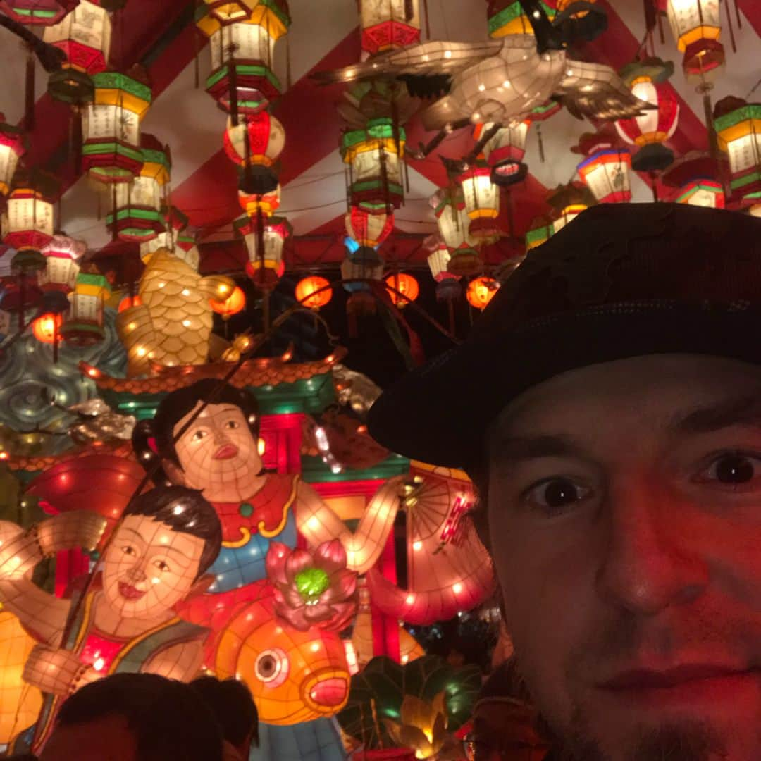 ブラッド・エルドレッドのインスタグラム：「Arrived in Nagasaki just in time for the lantern festival!#Chinatown#iatetoomuch #firsttimehere#firsttimeeatingjellyfish#🥡」