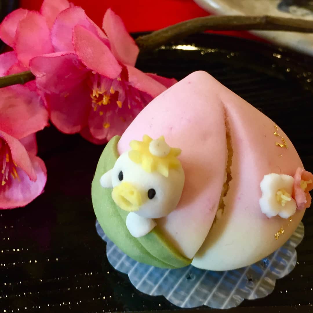 栗田桃花さんのインスタグラム写真 - (栗田桃花Instagram)「桃の節句🍑ひな祭り🎎🌸 . . 3月3日 . お昼にひな祭りのお祝いしたんだ😋 ちらし寿司、蛤のお吸い物、めっちゃかわいい和菓子😍❤️❤️❤️ 美味しすぎたん🤤✨ . . 午後は消費のために、くりママと2人で3km先の文房具屋さんまでウォーキング🚶‍♀️ そのあとはいつもの4kmジョギングも🏃‍♀️ そしてアクロバットレッスンも行ったから摂取した分は消費できたかな？😁 . . 去年の今頃の写真🤳 やっぱすごい髪伸びてる💇🏻‍♀️ . 明日はどんな髪型で出かけようかな😌 . #ひな祭り #桃の節句 #桃の花 #桃花 #ちらし寿司 #蛤のお吸い物 #桜餅 #和菓子 #ウォーキング #ジョギング #アクロバット #髪伸びた #3月3日 #誕生日は3月30日 #産まれた体重 #3030g #ラッキーナンバー3」3月3日 21時35分 - kurimomo330