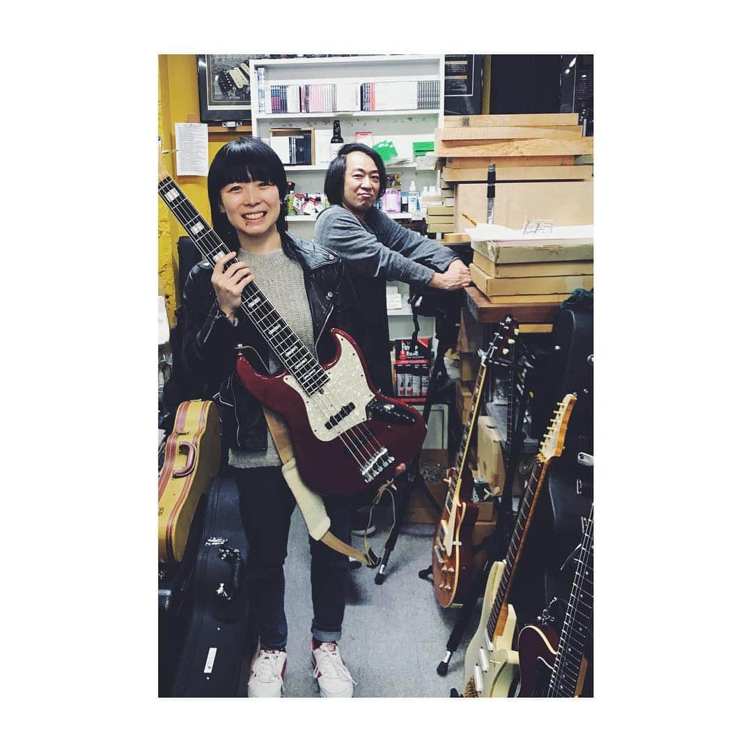 三好春奈のインスタグラム：「今日は3/11仙台で久々に使うおしるこちゃんを坂本マジックでとても良い状態に仕上げていただきました✨まだまだ楽器って知らないことだらけ🤔へらへらしててすみません。 #unlockthegirls #hoochies #bass」