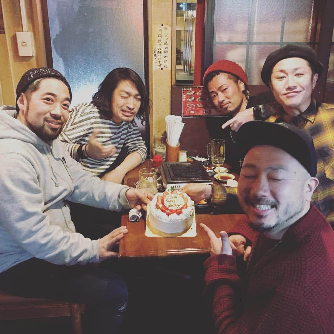 コシバKENさんのインスタグラム写真 - (コシバKENInstagram)「誕生日。 きんさんおめでとう。 寂しなぁ。 でも今日もみんな一緒。 いい日だ。  #ETKING #GRP #いときん #誕生日 #弁天町ホルモン屋 #うまし」3月3日 22時33分 - koshibaken08