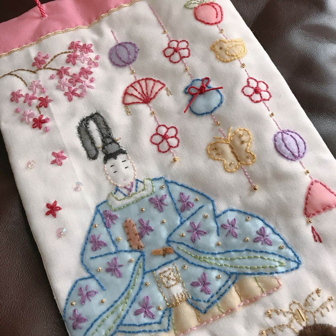 元井美貴さんのインスタグラム写真 - (元井美貴Instagram)「姪っ子ちゃんを囲んでの雛祭り🎎母が刺繍でお雛様を手作りしていました。あやす妹、寝かし付ける母…お母さんは偉大ですね。 #雛祭り #姪 #家族のアイドル」3月3日 23時14分 - mikimotoi