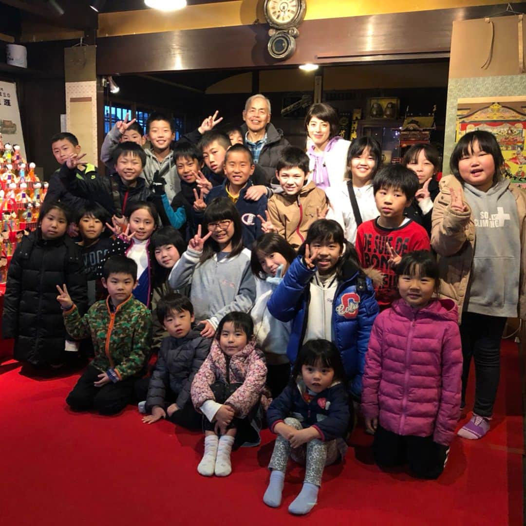 薄田ジュリアさんのインスタグラム写真 - (薄田ジュリアInstagram)「【日野ひなまつり紀行】 . 生中継後、出演頂いた中田穰さんが . 「今日一日見てて、これがあなたにピッタリだと思って」と言ってプレゼントしてくれた、お手製の竹に描いた書画。 . 嬉しくてジーンとしました(´；ω；`)♡ . 私もそんなさりげない心配りができる人間になりたい。 . 最後に、集まってくれた地元の子供たちとハイチーズ＊ . #ひなまつり #滋賀県日野町 #報道ランナー #イチオシ」3月3日 23時46分 - julia_usuda