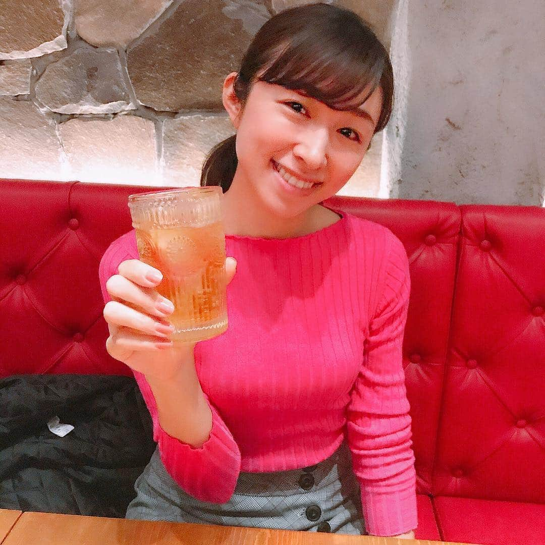 森木美和さんのインスタグラム写真 - (森木美和Instagram)「お疲れ様です☺️🍺 赤いソファーと洋服が奇抜ですが🙄エスニック料理屋です🇹🇭美味しかったー😆💕これからお仕事です‼️眠ーいけど楽しんでこー♪♪#行ってきます#すっぴん#乾杯#乾杯ショット#乾杯シリーズ#乾杯女子 #Cheers」3月4日 2時21分 - miwamoriki