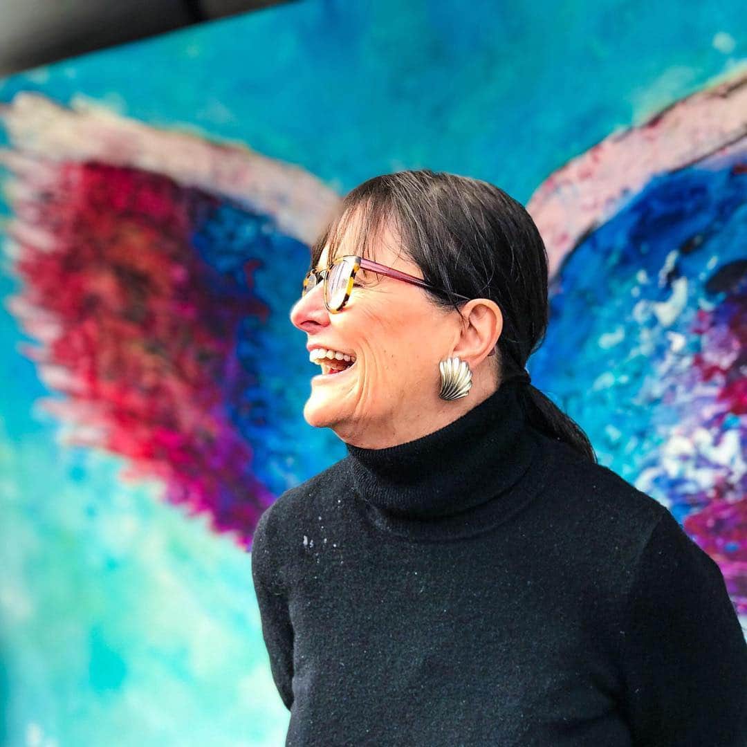 アメリカン航空のインスタグラム：「Even in the rain, Bonnie still shines! Check our story up top for red carpet coverage at the @filmindependent Spirit Awards where Chloé Zhao will be receiving our inaugural #BonnieAward! . . . . #ChloeZhao #AmericanAirlines #AmericanAir #Female #Director #Pilot #FemalePilot #GirlPower #AvGeek #Aviation #WomensHistoryMonth #WHM #SpiritAwards #Women #Power」