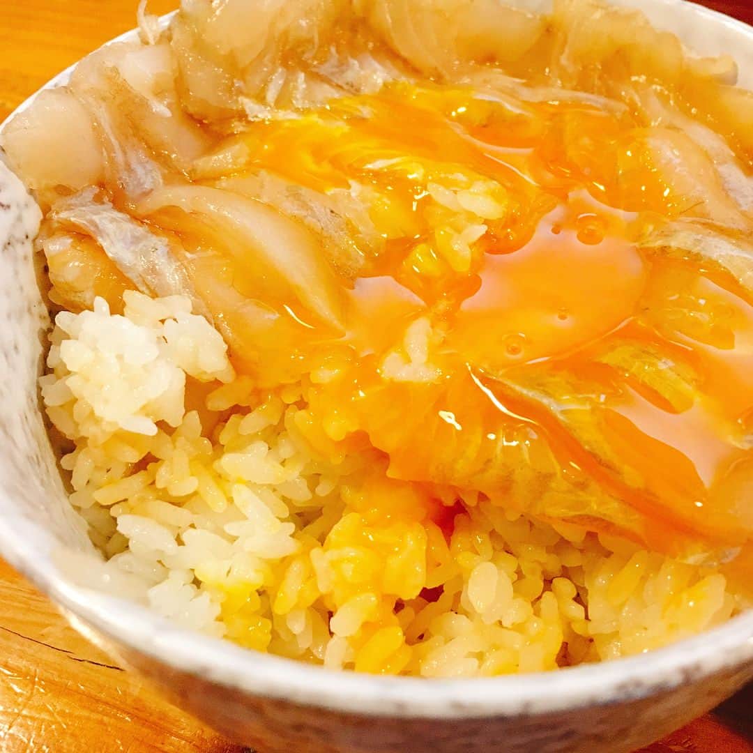 神室舞衣さんのインスタグラム写真 - (神室舞衣Instagram)「ヒラメの漬け丼とせんべい汁😋 青森へ行った日は、東京を朝イチ出発→まずは八戸で降りてみなと食堂で腹ごしらえしました😍 2枚目👉卵の絡み方が😂🧡 3枚目👉せんべい汁だいすき🧡 今回は、並ばずに入れたからよかった。おいし〜よ😁 限定のえんがわも入ってるのは売り切れてたから残念。 #みなと食堂 #平目の漬け丼 #ヒラメの漬け丼  #せんべい汁 #青森#八戸 #foodie #foodstagram」3月4日 14時10分 - maikamuro.official
