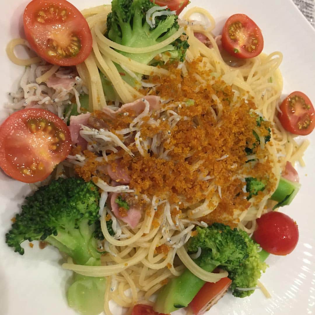 須黒清華のインスタグラム：「台湾で買ったカラスミを使って、春色ペペロンチーノ♪ パスタ大好きです(^^) 最近本当にあったかいですね〜。」