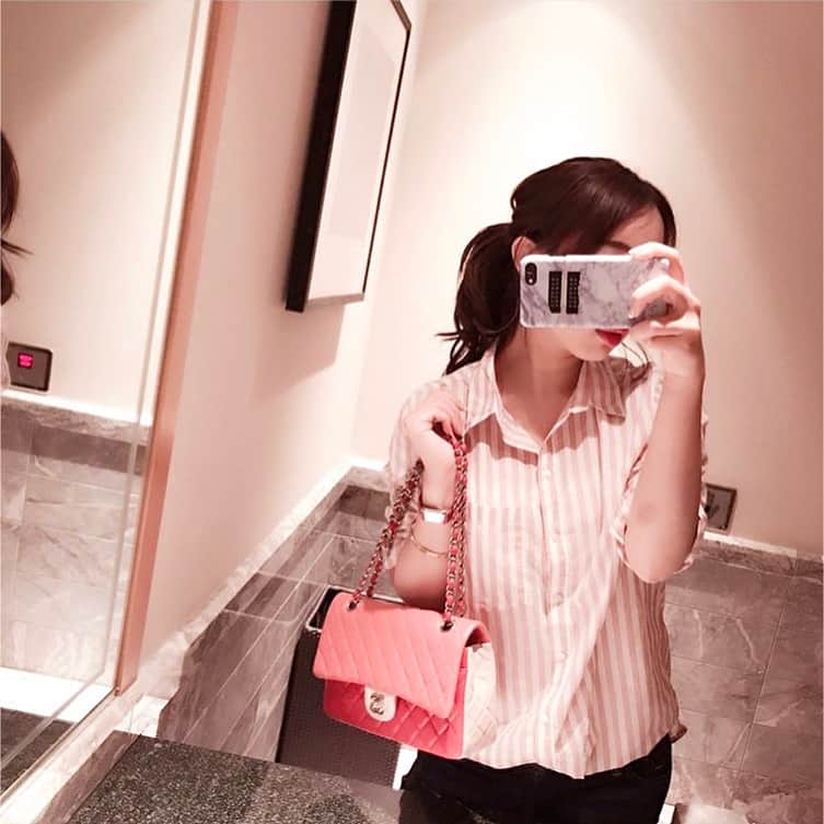 宮本莉子のインスタグラム：「. . 異常に暑い。 沖縄はもう夏です。 お気に入りのバッグ持ってお出かけ❤️ . ⭐️⭐️⭐️⭐️⭐️⭐️⭐️⭐️⭐️⭐️⭐️⭐️⭐️⭐️⭐️ . . 仕事のために生活していませんか？ 仕事のために生きていませんか？ . お金が稼ぎたくて、仕事をするんですよね🙂？ .  自分でお金を生み出す力を持ってれば、 そもそも会社なんか行かなくていい訳です。 . 私はスマホ一台で職場と おさらばできちゃいました🙌💓 . 💖ハッピーな毎日を手に入れる💖 . 老若男女、年齢問わず出来るのも魅力の一つです♡ . 気になる方、話だけでも聞きたい方 DMもしくはプロフィールのURLをワンクリック！ 私の公式LINEを追加してね🙋 ※ 面倒な勧誘は一切しません🙆 . #フォロー#フォロバ#いいね#いいね100 #いいね返し#相互フォロー#follow#follower#ららぽーと #千葉#料理#沖縄旅行#ブックカフェ#ママ#ホットヨガ#オーガニック#27歳#沖縄 #コスメ#副業主婦#アフィリエイト#権利収入#ハイビスカス#スマホ#ビジネス#アラサー女子#給料日#ルクア#パーソナルトレーニング#スポーツウェア」