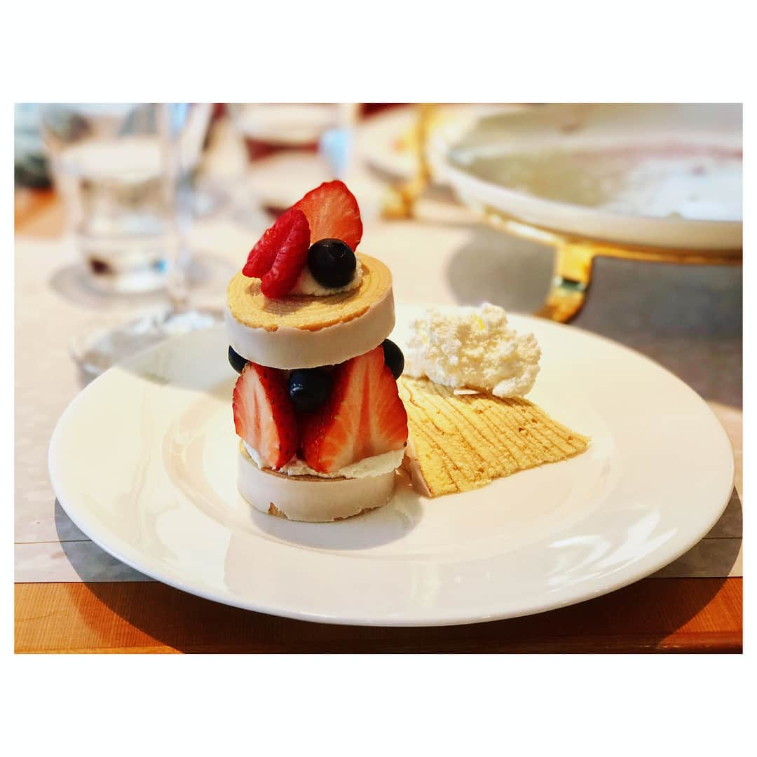 愛可さんのインスタグラム写真 - (愛可Instagram)「・ 玉川高島屋にあるBAUMKUCHEN Cafeの内覧会へ リニューアルしたばかりのメニューからアフタヌーンティーセットをいただきました！ ・ ・ ・ ユーハイムのバウムクーヘンとミートパイは 子供の頃、渋谷の旧東急文化会館で映画を観た後のお楽しみでした。 ・ ・ 私の中ではバウムクーヘンはもちろんですが、ミートパイといえばユーハイム♡ 定番の甘くないホイップが添えられた薄切りのバウムクーヘンと、可愛く進化したベリーのバウムクーヘンも美味しかった！ ・ ・ #バウムクーヘンカフェ #ユーハイム #バウムクーヘン #バームクーヘン #BAUMKUCHEN 今日3月4日は #バウムクーヘンの日 って初耳。  何やら創始者のカール・ヨーゼフ ユーハイムさんが日本で初めてバウムクーヘンを焼いた日だとか  バームだから8月6日とか安易な発想しか出来なかったよ私は。 @satobyy  @rvan2711  @komakixx ちゃん達と爆笑女子会しました。」3月4日 14時41分 - aikick