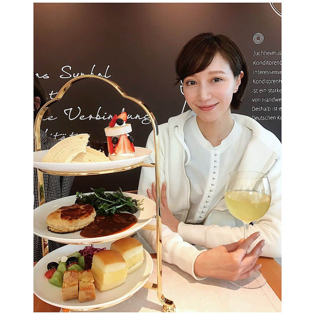 愛可さんのインスタグラム写真 - (愛可Instagram)「・ 玉川高島屋にあるBAUMKUCHEN Cafeの内覧会へ リニューアルしたばかりのメニューからアフタヌーンティーセットをいただきました！ ・ ・ ・ ユーハイムのバウムクーヘンとミートパイは 子供の頃、渋谷の旧東急文化会館で映画を観た後のお楽しみでした。 ・ ・ 私の中ではバウムクーヘンはもちろんですが、ミートパイといえばユーハイム♡ 定番の甘くないホイップが添えられた薄切りのバウムクーヘンと、可愛く進化したベリーのバウムクーヘンも美味しかった！ ・ ・ #バウムクーヘンカフェ #ユーハイム #バウムクーヘン #バームクーヘン #BAUMKUCHEN 今日3月4日は #バウムクーヘンの日 って初耳。  何やら創始者のカール・ヨーゼフ ユーハイムさんが日本で初めてバウムクーヘンを焼いた日だとか  バームだから8月6日とか安易な発想しか出来なかったよ私は。 @satobyy  @rvan2711  @komakixx ちゃん達と爆笑女子会しました。」3月4日 14時41分 - aikick