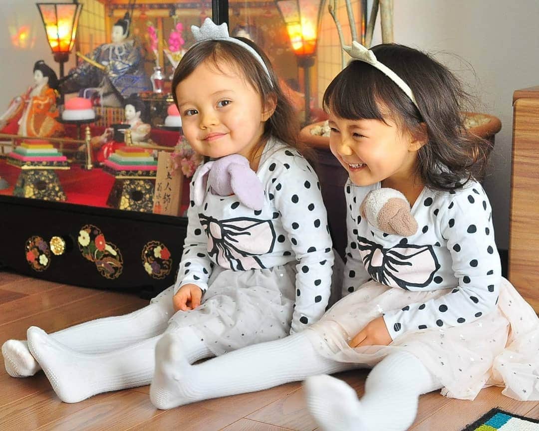 ボビー・ジュードさんのインスタグラム写真 - (ボビー・ジュードInstagram)「昨日の雛祭り。 おおきくなったな。  ちなみに、今年はちゃんとう早めにお雛壇を片付けましたよ。　（笑）  #双子 #twins #girlsday #雛祭り #国際結婚 #育児日記 #キッズ #福岡 #Japan　#fukuokapics #お雛様」3月4日 9時50分 - bobbyjudo