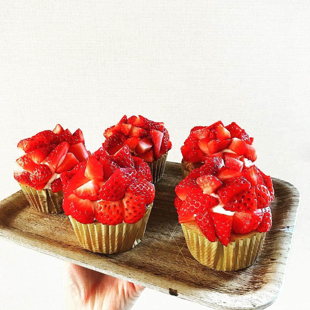 Kozue Yoshidaのインスタグラム：「#bettsbara #イチゴのカップケーキ #カップケーキ #工房販売  イチゴのカップケーキ🍓  卵黄多めのしっとりスポンジケーキに自家製カスタードをたっぷり詰めたカップケーキの上に生クリームとイチゴをのせました  工房販売のみの限定品です 次回は3月31日(土)です」