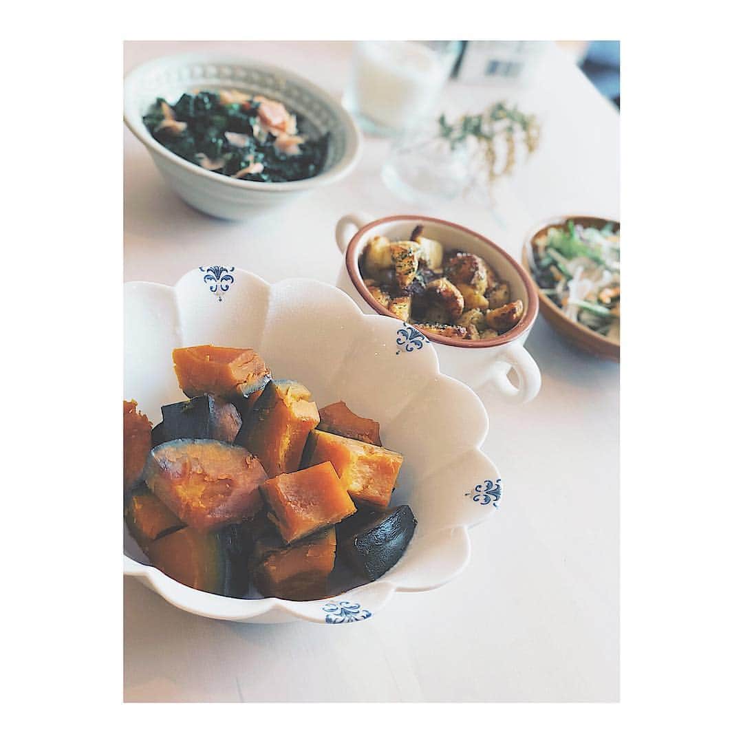Rioのインスタグラム：「美味しく煮えましたあ🍳🥦🍌 こんな時ゎ自分でも嬉しいぃー😭✨ 急に料理w  昨日からお腹が空いて大変です🙄⭐️✨笑  奥のゎ ケールとハムのオリーブオイル炒めと じゃがいものパルメザンチーズ🥔の揚げ炒めだょん💓」