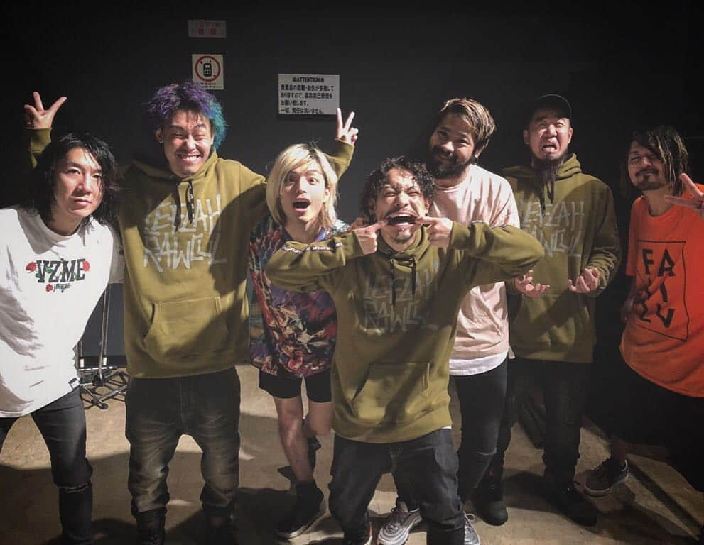 Fear, and Loathing in Las Vegasさんのインスタグラム写真 - (Fear, and Loathing in Las VegasInstagram)「. 水戸ライトハウスアツアツで最高やった！ 2階のみんなもいい笑顔で嬉しかった〜 . 今ツアー唯一のシークレットゲストのWANIMAと！！ . #FaLiLV #WANIMA #NewSunriseReleaseTour20172018 #NSRT1718 #水戸 #ワニベガス #光真君 #髪染めるの6時間かかったらしい . /So」3月4日 13時11分 - falilv_official