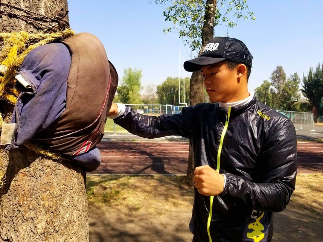 のインスタグラム：「Buenos días a toda la gente. Que tengan bonito día.  メキシコは木に毛布とか布団を巻いて打つ。木サンドバッグ！これまぁまぁイケてる！カリスマ メキシコ🇲🇽 #cdmx #buenosdias #bonitodia #mexico #mexicocity #mexicanito #tomoki #tmk #dragonboy」