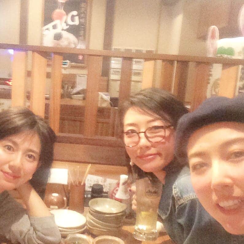池田香織のインスタグラム：「仲間たちと、劇団プレステージ企画公演『あいつのチョキ』へ行ってきました！  何年前かなぁ。 第一回目の公演も学芸大学の、ここ千本桜でした。  事務所で一緒にレッスンしてる日々だった私たち。 そのレッスン仲間の男の子たちで舞台をやるよってなって、わっ、て思って、観に行って面白くて笑いながら焦りもあって。。。 それから10数年。  久々に千本桜で観るみんなは、相変わらずキラキラと輝いていましたが、以前にも増して勢いやオーラがすごくて圧倒されました。  懐かしい気持ちと、嬉しい気持ちと、自分を振り返る思い。  これは、初心に帰るっていう感覚なのでしょうか。  私もがんばらないとな❗」