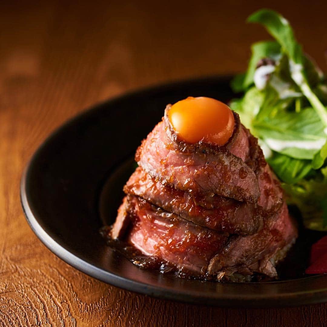 肥後橋アン,モッテのインスタグラム：「. ローストビーフ丼🥩 . ランチの大人気メニューです😋 . しっとり赤身肉が柔らかくて飽きずにペロッと食べられます😋 . まずは黄身を潰してから😍 . #アンモッテ  #炭火肉バル塊肉アンモッテ  #ランチ #ディナー  #肉バル #肉屋 #ローストビーフ  #ローストビーフ丼  #塊肉 #赤身肉 #肉寿司  #肉バル #肉 #がっつり #肥後橋ランチ #大阪ランチ #肥後橋 #江戸堀 #土佐堀  #京町堀 #靭公園 #大阪  #大阪ランチ #大阪グルメ #大阪ディナー」