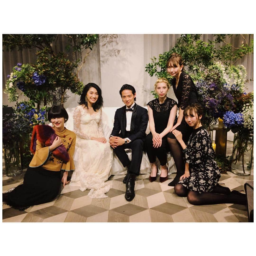 小口桃子さんのインスタグラム写真 - (小口桃子Instagram)「日笠さんおめでとう🍾(くぼりんと結婚した訳じゃない) 花嫁姿の日笠さんほんとにほんとに綺麗だったな〜〜🌹感動して泣いちゃう…って思ってたけど1年分くらいまとめて笑った結婚式だった！ ・ この写真好きすぎてiPhoneのホーム画面にしてる☺︎ #wedding #weddingparty #なでks #bachelorjapan」3月5日 0時06分 - momoko_oguchi