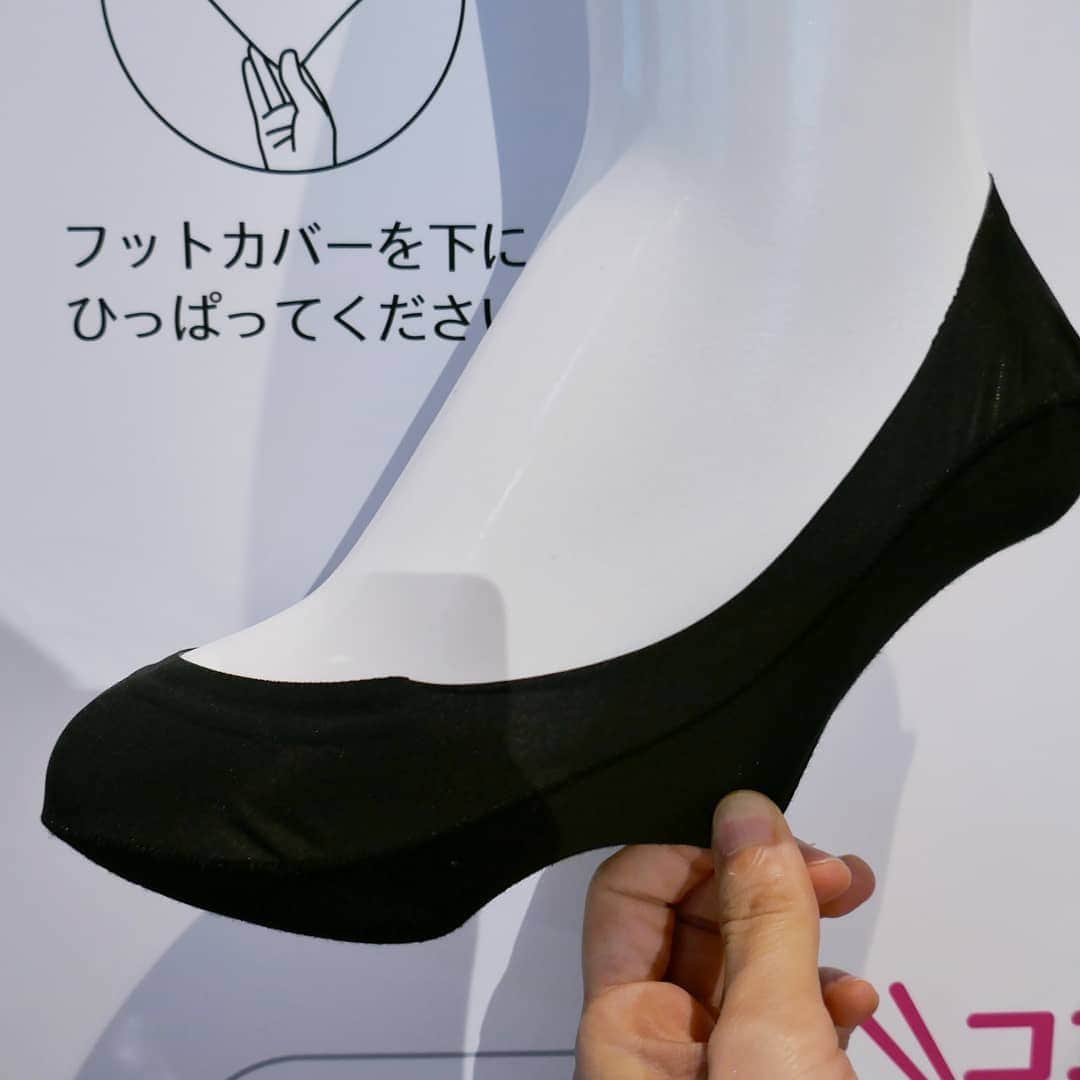 美的 Biteki's official Instagram! さんのインスタグラム写真 - (美的 Biteki's official Instagram! Instagram)「パンプスを履くときに欠かせない“フットカバー”。しかし、歩いている途中に脱げてしまって、靴の中でくしゃくしゃに…何度直してもまた脱げてイライラ！なんて経験ありませんか？ 実は、フットカバーが脱げたまま歩くと、歩きにくいのはもちろん、歩く姿勢が悪くなり、腰痛や膝の痛みにもつながる可能性が！ そんなフットカバーと靴、足の関係に着目したフットカバーが“靴下の岡本”から登場します！  NEW「脱げない ココピタ」は、走ったり、階段を上ったり、しゃがんだりしても脱げないフットカバーを追求。かかと部分の内側に“コの字型ストッパー”と搭載することで、かかとをつかむようにフィットし、脱げにくいフットカバーを実現しました。  画像2枚目は、実際にグーっとひっぱってみたときのもの。写真では分かりにくいですが、強くひっぱってみても動じません。モニター調査では96％の人が「1回も脱げなった」と回答したというデータもあるのだそう！ パンプスが活躍する春に向けて期待大のフットカバー、ぜひチェックしてみて！  3月より随時発売 脱げない ココピタ　浅履き／深履　3サイズ　各￥350（税抜)  #フットカバー#靴下#パンプス#オカモト#靴下の岡本#フットケア#フット#足#ココピタ#bitekicom」3月4日 15時17分 - bitekicom