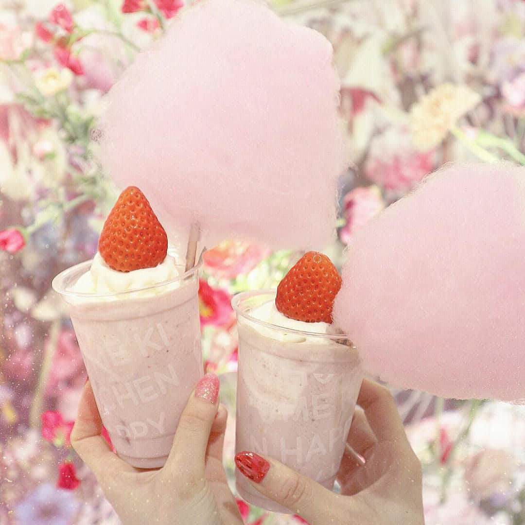 Tastimeのインスタグラム：「4周年を記念して期間限定のイチゴのスムージーが登場🍓💕 HAPPY HOME KITCHEN💋 東京都新宿区新宿3-14-1 伊勢丹新宿本店 本館6F 〜¥999 10am〜8pm Photo by @sweets__nano @ayabooo109 @nemui5656」