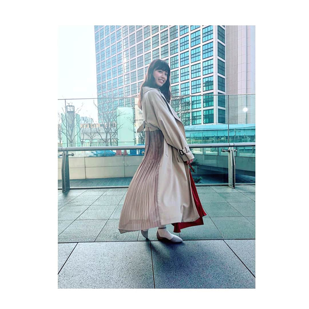 西村まどかさんのインスタグラム写真 - (西村まどかInstagram)「このトレンチコート可愛い☺️中もひらひら🌸 . #シューイチ では、私のランウェイが 今日イチに選んでもらえました〜👏😂 . 初めての神コレを取り上げていただいたり 誕生日に地元ロケに参加させてもらったり 改めてありがたさを実感しました；； . 頑張る〜〜〜〜〜 . . . . . . #sundaymorning#sunnydays#springfashion#ootd#amerivintage#fashion#trenchcoat#girly#japanesegirl#f4f#followme#164#今日イチ#衣装#ファッション#きれいめコーデ#春コーデ#アメリ#お洒落#プリーツスカート#トレンチコート#ワンピース#ひらひら#巻き下ろし#ナチュラルメイク#日曜日の朝#お天気お姉さん#福井#西村まどか」3月4日 16時39分 - madoka_nsmr