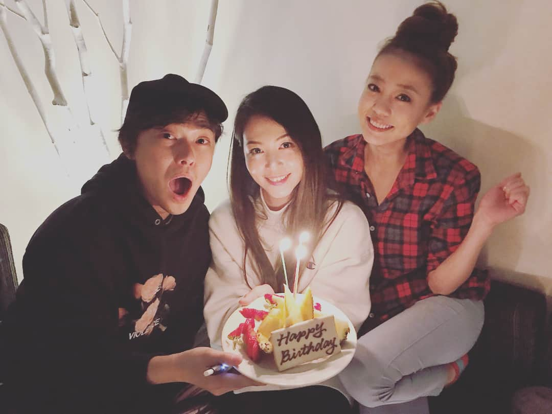 あびる優さんのインスタグラム写真 - (あびる優Instagram)「先日、りょうちゃんと、まゆこのお誕生日をお祝いしました🙂🎂🎉 ようこそ31歳へ😘 まゆこも16歳からの仲です😜 中学生高校生だった私達も、なかなかの歳になりました👻 青春を共に過ごしてきて、今でも気兼ねなく会える友達はずっとずっと大切にしたいものですね☺️💕 すだっちありがとん🐷✨ #friends#happybirthday#happy#smile#fun#友達#同級生#31歳#お誕生日おめでとう#嬉しい#楽しい#笑顔#幸せ#旧友#すだっち#飲み友#今では#パパ友#気づいたら#長い付き合い#素敵パパ」3月4日 16時59分 - yuabiru74