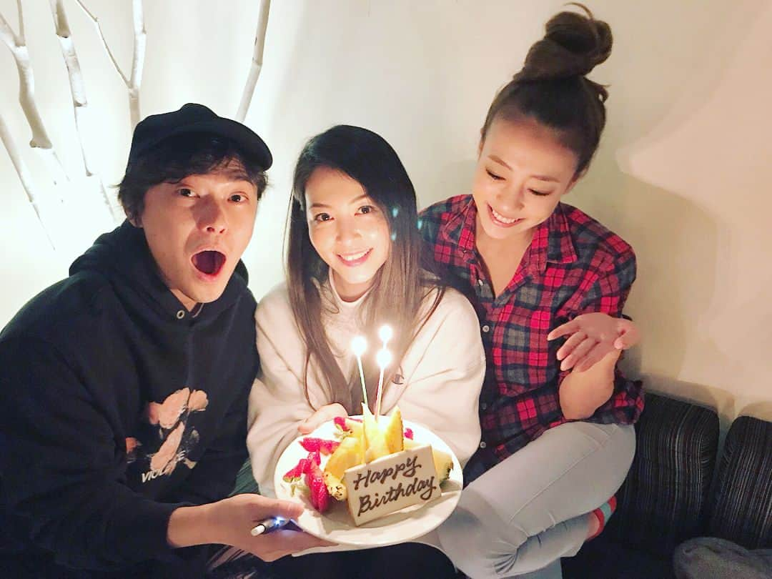 あびる優さんのインスタグラム写真 - (あびる優Instagram)「先日、りょうちゃんと、まゆこのお誕生日をお祝いしました🙂🎂🎉 ようこそ31歳へ😘 まゆこも16歳からの仲です😜 中学生高校生だった私達も、なかなかの歳になりました👻 青春を共に過ごしてきて、今でも気兼ねなく会える友達はずっとずっと大切にしたいものですね☺️💕 すだっちありがとん🐷✨ #friends#happybirthday#happy#smile#fun#友達#同級生#31歳#お誕生日おめでとう#嬉しい#楽しい#笑顔#幸せ#旧友#すだっち#飲み友#今では#パパ友#気づいたら#長い付き合い#素敵パパ」3月4日 16時59分 - yuabiru74