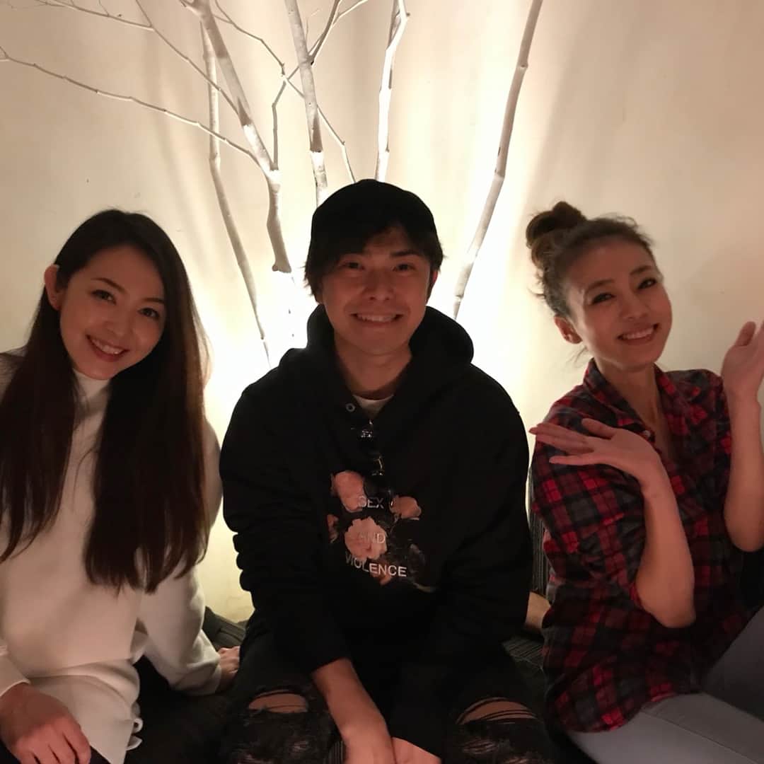 のインスタグラム：「岩佐の真悠子ちゃまの誕生日祝い🎉 優もまゆこも10代からの友達🤘😎🤘 すだっちありがとう🐷 #あびる優 #岩佐真悠子 #同級生 #三十路 ボンバイエ💪 #すだっち  #四十路 ボンバイエ🐷🐷🐷🐷 みそじ涼もしそじ涼になってもよろしく🤝」