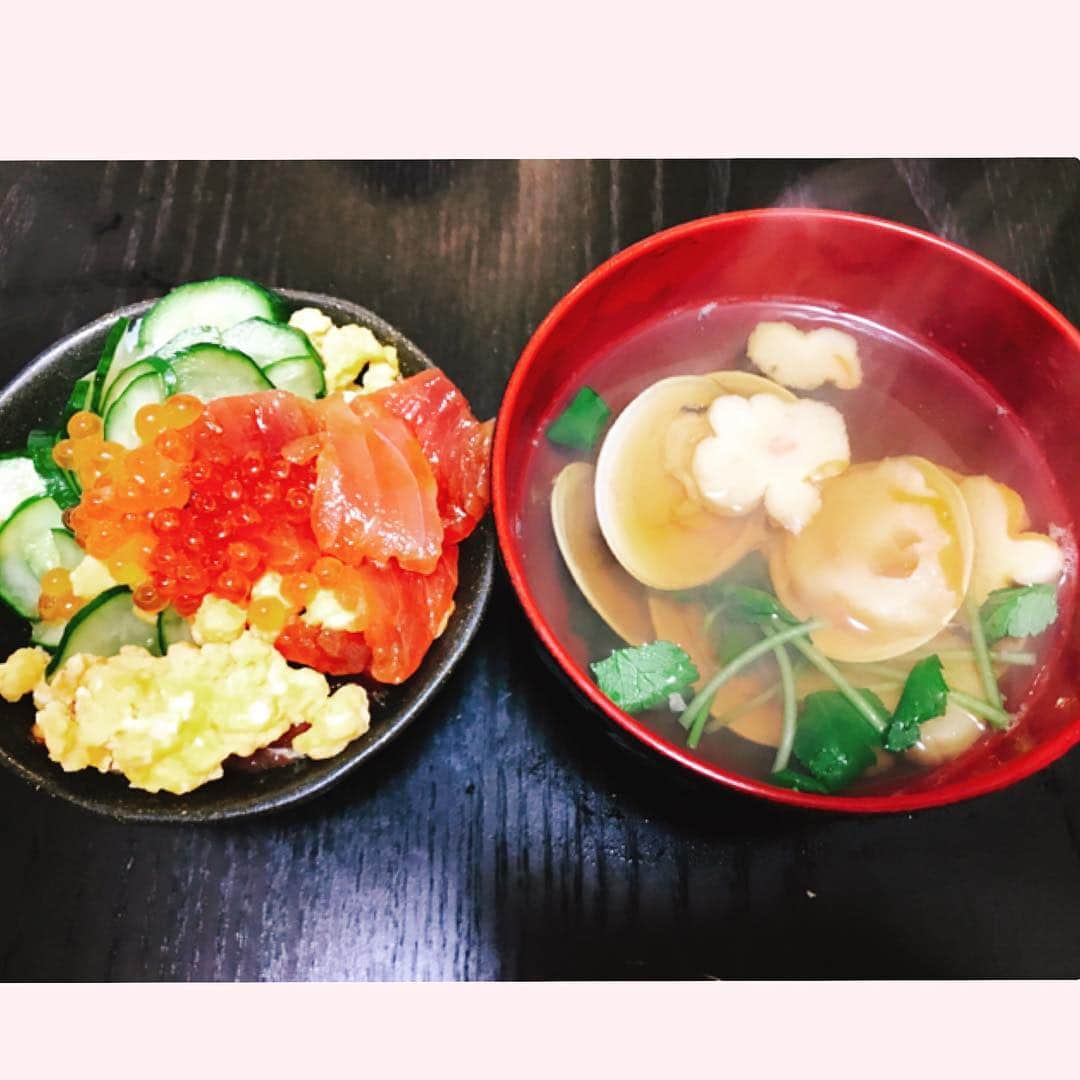 木月沙織のインスタグラム：「#ひな祭りごはん #ひな祭り #ひなまつり #ちらし寿司 #はまぐりのお吸い物 #美味」
