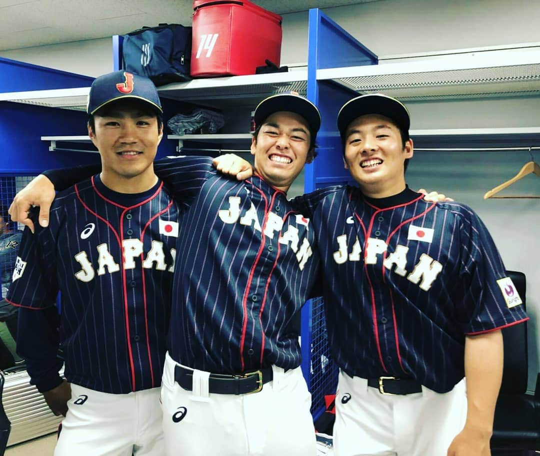 高梨雄平のインスタグラム：「この二試合は本当にいい経験させてもらいました。 お疲れ様でした！  先輩はまた僕の尻を。。。 #則本昂大  #松井裕樹 #高梨雄平 #侍ジャパン  #スポンサーはエネオスですよ」