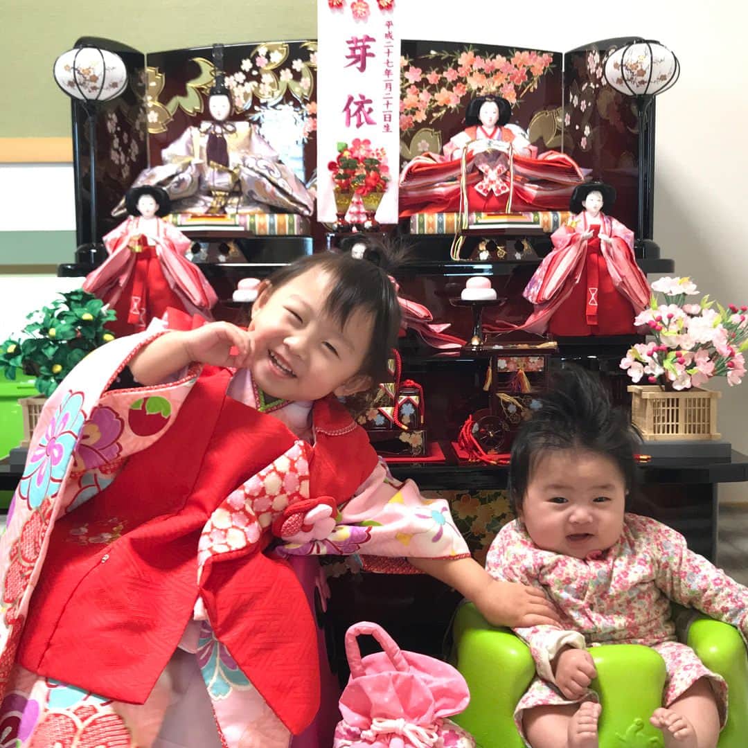 のインスタグラム：「昨日のひなまつり🎎 せっかくなので七五三のお着物着て👘姉妹で仲良く📷✨ 雛人形も着物もずーっと受け継いでいけるといいな☺️ ・ ・  #ひなまつり#桃の節句#姉妹#雛人形#妹は#初節句 #気持ちばかりのお祝い #カップ寿司#蛤のお吸い物  #健やかに成長してくれますように」