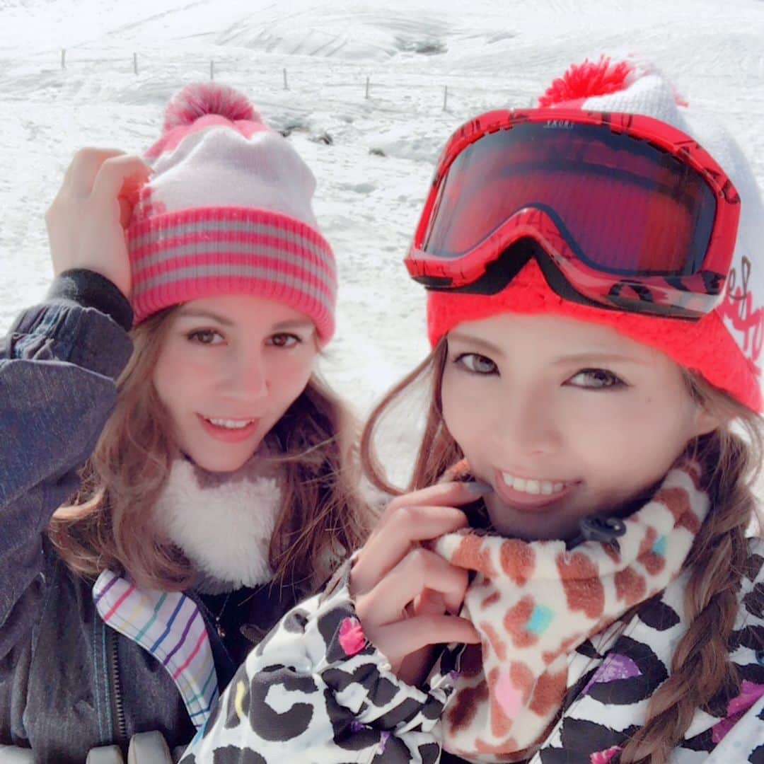 のインスタグラム：「おつぽーん🙋 今日は @lydia_gushiken ちゃんと💓💓💓 . 全然雪なかった〜🙄🙄🙄 今年はもう最後かな？ . そして去年買ったボードを初おろし。 ボード履きかけて結局今日もボードしなかった🤣🤣🤣w リディアちゃん上手だった〜👏🏂💕 . からの温泉からのご飯〜😆♨️ 今日はぐっすり寝れそう😪😪😪 .  #スノーモービル #スノーボード #雪 #雪遊び #温泉 #高山 #友達 #snowmobile #snowboard #onsen #takayama #girls #friends #love」