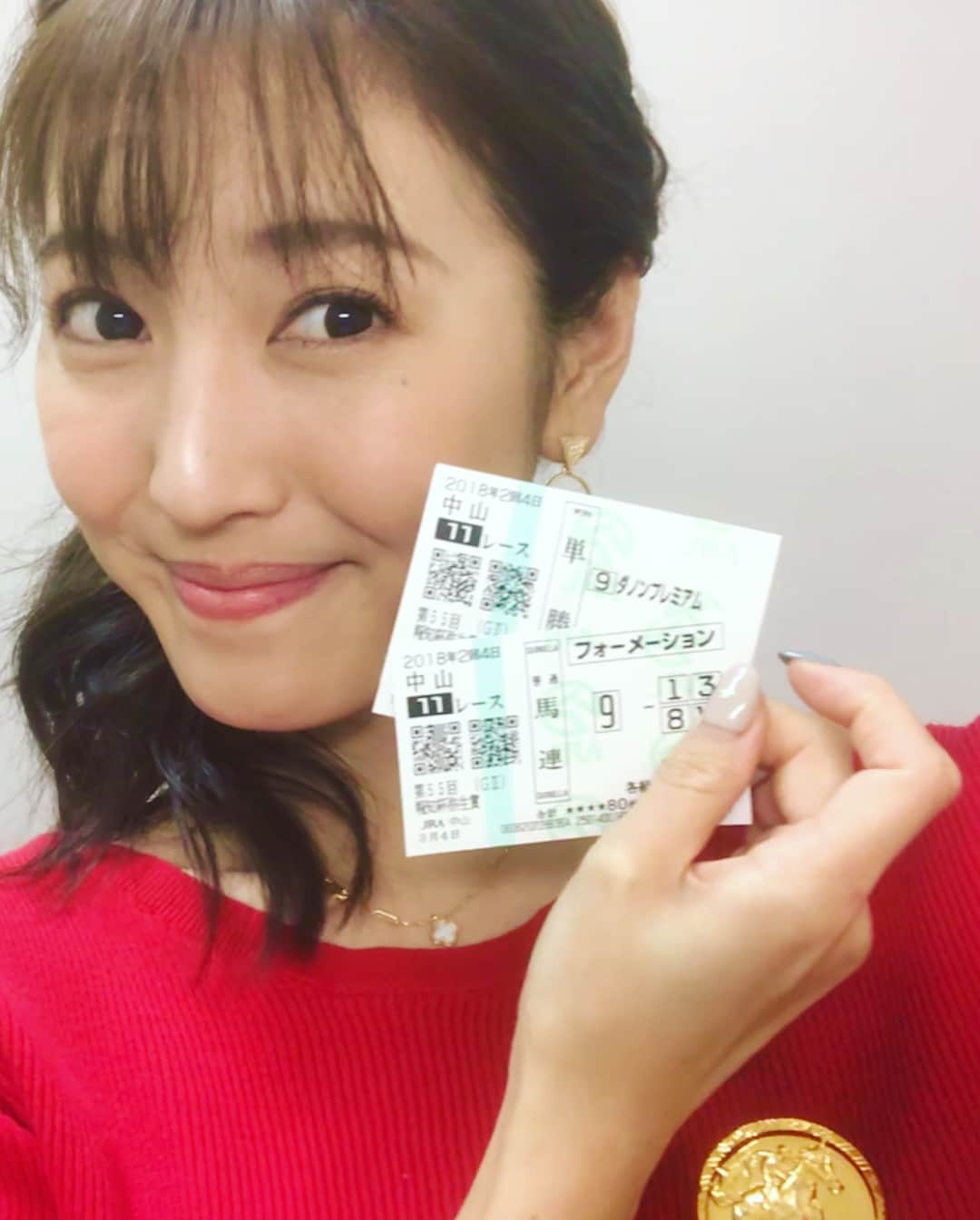 小澤陽子さんのインスタグラム写真 - (小澤陽子Instagram)「ＹＹＹ‼️弥生賞でした🌱💓 * #おざよーの本日の人文字keiba🏇  同期の技術カメラマンに撮ってもらったからか、表情が自然でございます🙌🏻🌿笑 * * ３歳クラシック へ向けた、#皐月賞 への大事な前哨戦🏇  昨日のラッキーライラックに続き、 #2歳王者👑 #ダノンプレミアム が #４戦４勝 で#無敗をキープ して快勝…‼️ 勝った、川田将雅(ゆうが)騎手の、Ｙでもありましたね！(笑) 強かったなぁ、、これからも楽しみになってきました😍* *  #調教師を先月引退された #ホヤホヤの小島太先生がゲストに✨ #馬券デビュー に立ち会わせていただけました😂♪ *  #自分の馬券はダノンで的中🎯 #オブセッションにも今後にかけて注目してます #今日はサイドにまとめてもらいました💇🏼‍♀️ #ヘアスタイル #hairstyle #衣装 #ファッション #fashion #アナウンサー #アナウンサーヘア #アナウンサー衣装 #アナウンサーファッション #ギンガムチェックのスカート かわいい❤︎」3月4日 19時44分 - yoko.ozawa729
