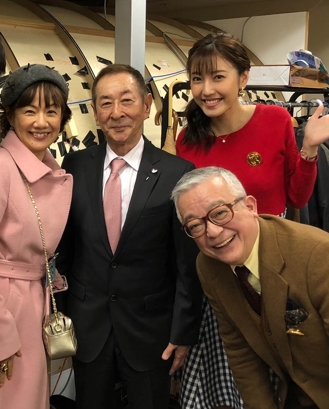 小澤陽子さんのインスタグラム写真 - (小澤陽子Instagram)「ＹＹＹ‼️弥生賞でした🌱💓 * #おざよーの本日の人文字keiba🏇  同期の技術カメラマンに撮ってもらったからか、表情が自然でございます🙌🏻🌿笑 * * ３歳クラシック へ向けた、#皐月賞 への大事な前哨戦🏇  昨日のラッキーライラックに続き、 #2歳王者👑 #ダノンプレミアム が #４戦４勝 で#無敗をキープ して快勝…‼️ 勝った、川田将雅(ゆうが)騎手の、Ｙでもありましたね！(笑) 強かったなぁ、、これからも楽しみになってきました😍* *  #調教師を先月引退された #ホヤホヤの小島太先生がゲストに✨ #馬券デビュー に立ち会わせていただけました😂♪ *  #自分の馬券はダノンで的中🎯 #オブセッションにも今後にかけて注目してます #今日はサイドにまとめてもらいました💇🏼‍♀️ #ヘアスタイル #hairstyle #衣装 #ファッション #fashion #アナウンサー #アナウンサーヘア #アナウンサー衣装 #アナウンサーファッション #ギンガムチェックのスカート かわいい❤︎」3月4日 19時44分 - yoko.ozawa729
