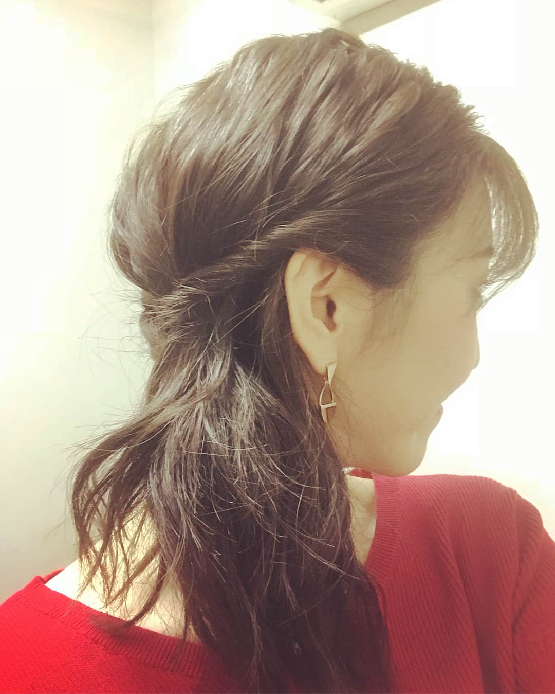 小澤陽子さんのインスタグラム写真 - (小澤陽子Instagram)「ＹＹＹ‼️弥生賞でした🌱💓 * #おざよーの本日の人文字keiba🏇  同期の技術カメラマンに撮ってもらったからか、表情が自然でございます🙌🏻🌿笑 * * ３歳クラシック へ向けた、#皐月賞 への大事な前哨戦🏇  昨日のラッキーライラックに続き、 #2歳王者👑 #ダノンプレミアム が #４戦４勝 で#無敗をキープ して快勝…‼️ 勝った、川田将雅(ゆうが)騎手の、Ｙでもありましたね！(笑) 強かったなぁ、、これからも楽しみになってきました😍* *  #調教師を先月引退された #ホヤホヤの小島太先生がゲストに✨ #馬券デビュー に立ち会わせていただけました😂♪ *  #自分の馬券はダノンで的中🎯 #オブセッションにも今後にかけて注目してます #今日はサイドにまとめてもらいました💇🏼‍♀️ #ヘアスタイル #hairstyle #衣装 #ファッション #fashion #アナウンサー #アナウンサーヘア #アナウンサー衣装 #アナウンサーファッション #ギンガムチェックのスカート かわいい❤︎」3月4日 19時44分 - yoko.ozawa729