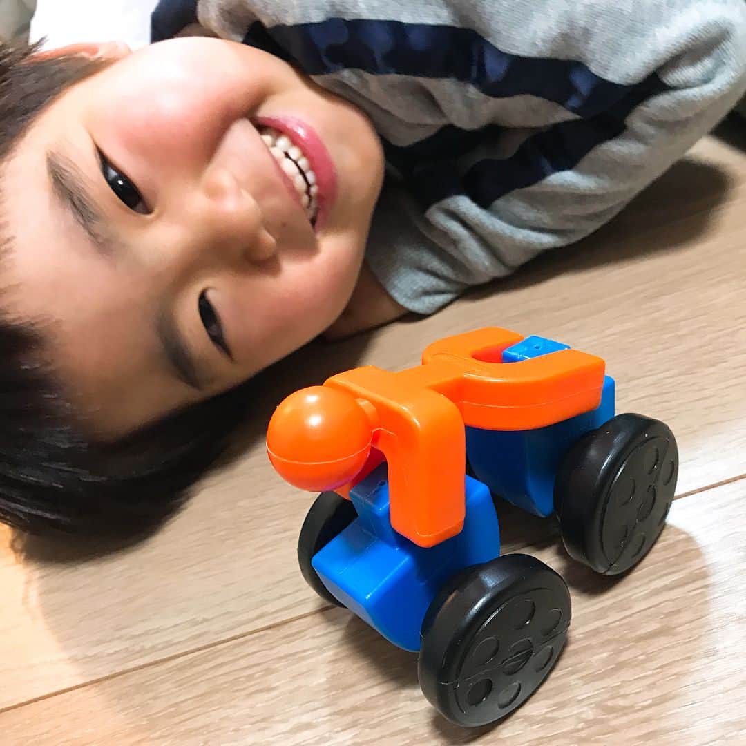清水愛のインスタグラム：「マイタこと門脇舞以ちゃんのお家に遊びに行ってきました😊✨ コマイタくんは #ブロック で遊ぶのが大好きみたい🌟 私が謎の人力車？を作って撮影しようとしていたら… ｽﾞｻ–ｯ❣️とコマイタくんがフレームイン📸✨ #ナイスショット いい笑顔😆✨✨ ヒメマイタちゃんも乙女で可愛かった😍💕 #白玉 と #お魚 の #炊き込みご飯 (他)をごちそうになりました🍚✨ (*-人-)ｺﾞﾁｿｳｻﾏ めいっぱい遊んで楽しかった☺💞 お別れの時に寂しがってもらうとなんだか嬉しくて、また遊ぼー❗️って約束しました🌟」