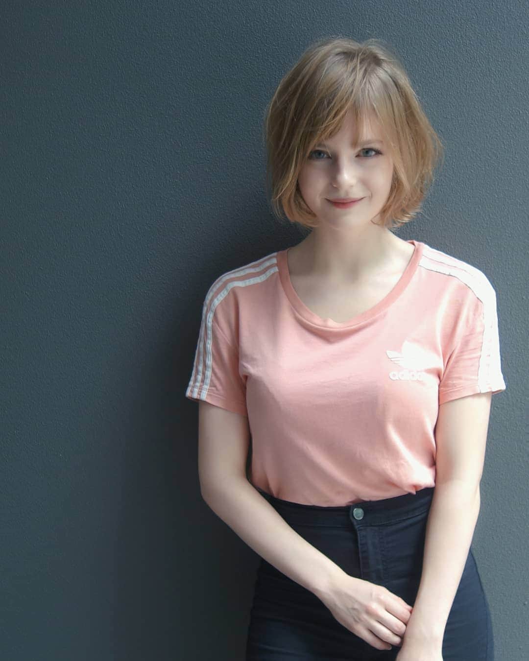 Ella Freyaのインスタグラム：「Sorry for not posting for some time guys 😄 I'm still alive. Just abroad and having fun haha. Anyway thank you @koichi.sg for making my hair look so much better 😄😄 I will always come back to @aventa_hair_salon haha.」