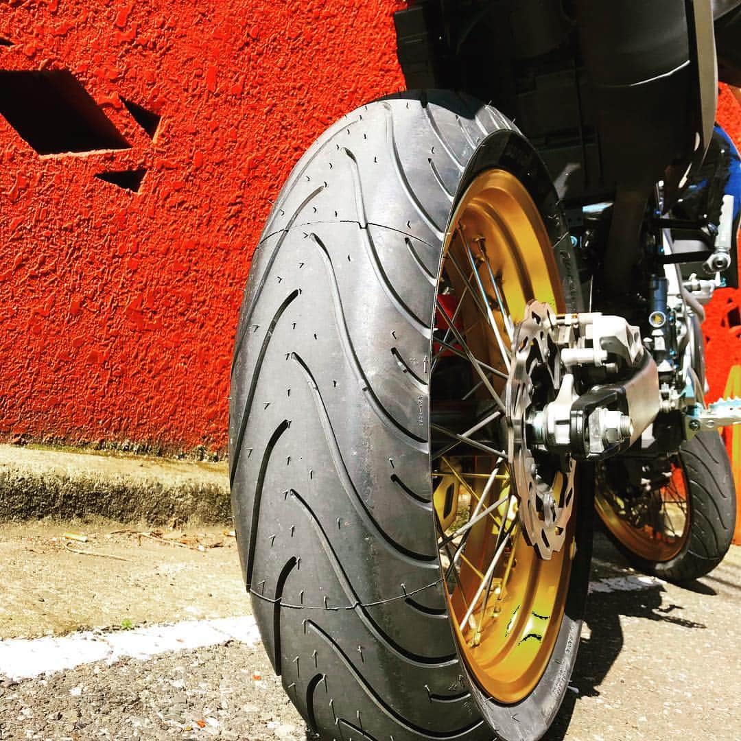 伊阪達也のインスタグラム：「#wr250x #タイヤ交換  8000キロで交換だった。」